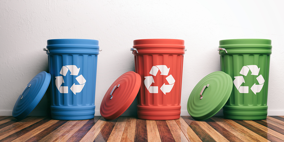 Drei Mülltonnen für unterschiedliche Wertstoffe, die recycelt werden können
